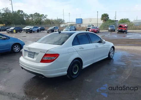 2010 Mercedes-Benz C 300 Sport 4Matic z USA, uszkodzony, nr VIN WDDGF8BB7AR105115